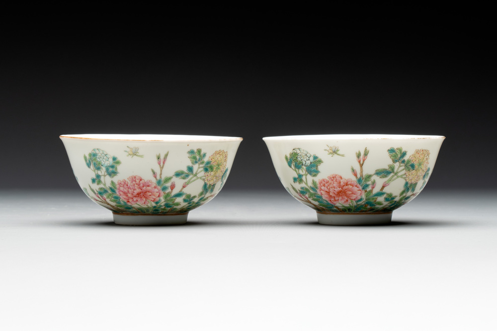 A pair of Chinese famille rose 'peonies' bowls, Delong Zhenpin 德隆珍品 mark, 20th C.