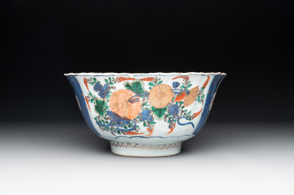A Chinese verte-Imari bowl with floral design, Kangxi
