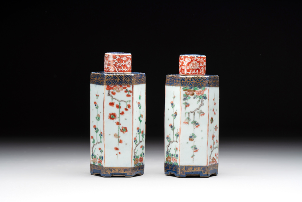 A pair of Chinese famille verte hexagonal tea caddies and covers with floral design, Kangxi
