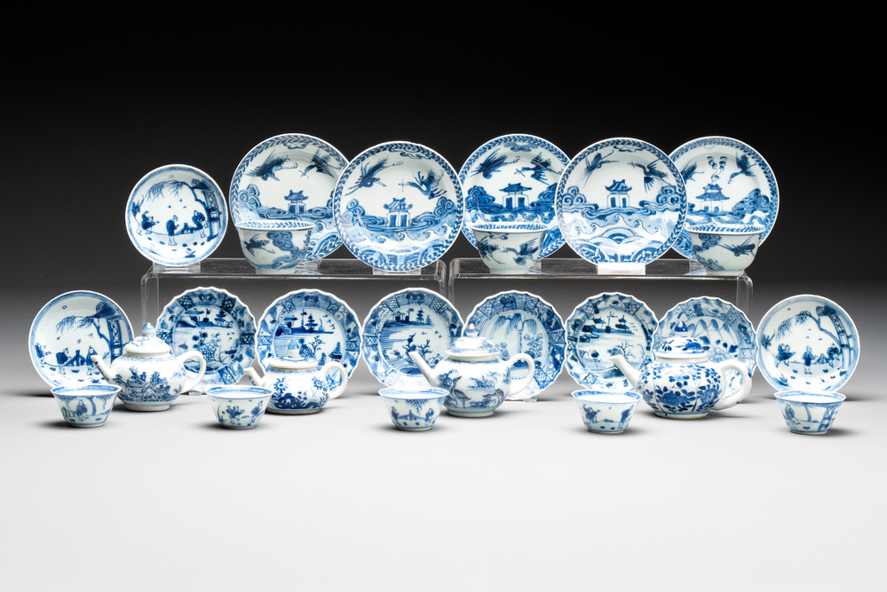 Eight Chinese blue and white cups, 14 saucers and four teapots, Kangxi/Qianlong