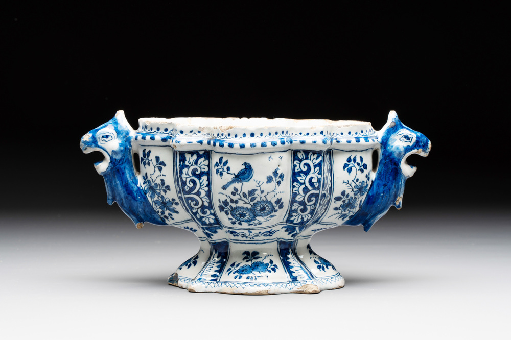 A rare blue and white Dutch Delft tulip vase base with dragon-form handles, 17/18th C.