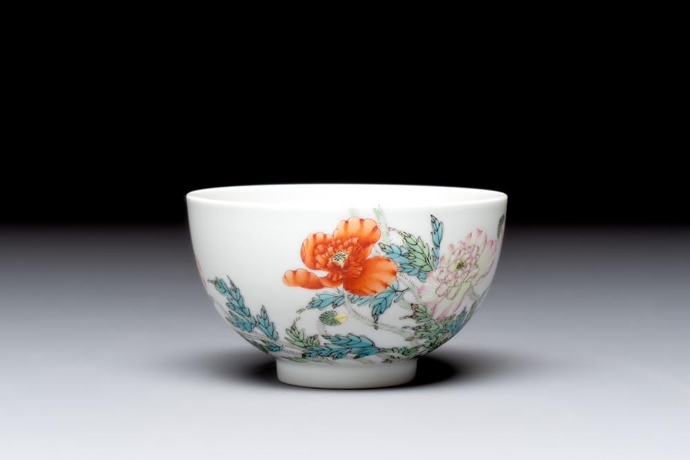 A fine Chinese famille rose bowl with floral design, Yongzheng mark, 20th C.