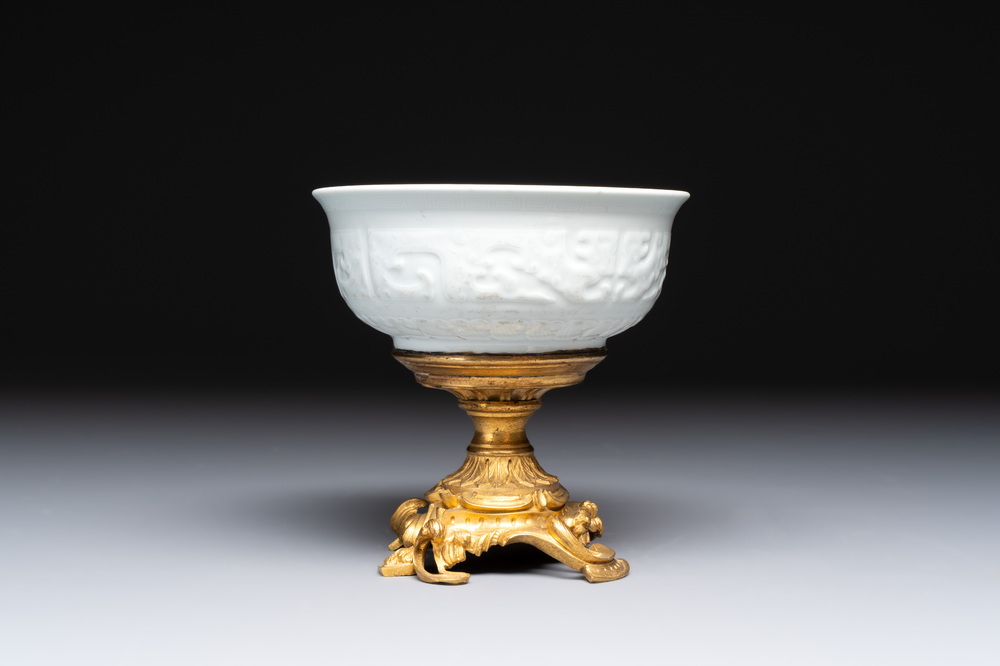 A Chinese white-glazed 'anhua' 'chilong' bowl on gilt bronze stand, 18/19th C.