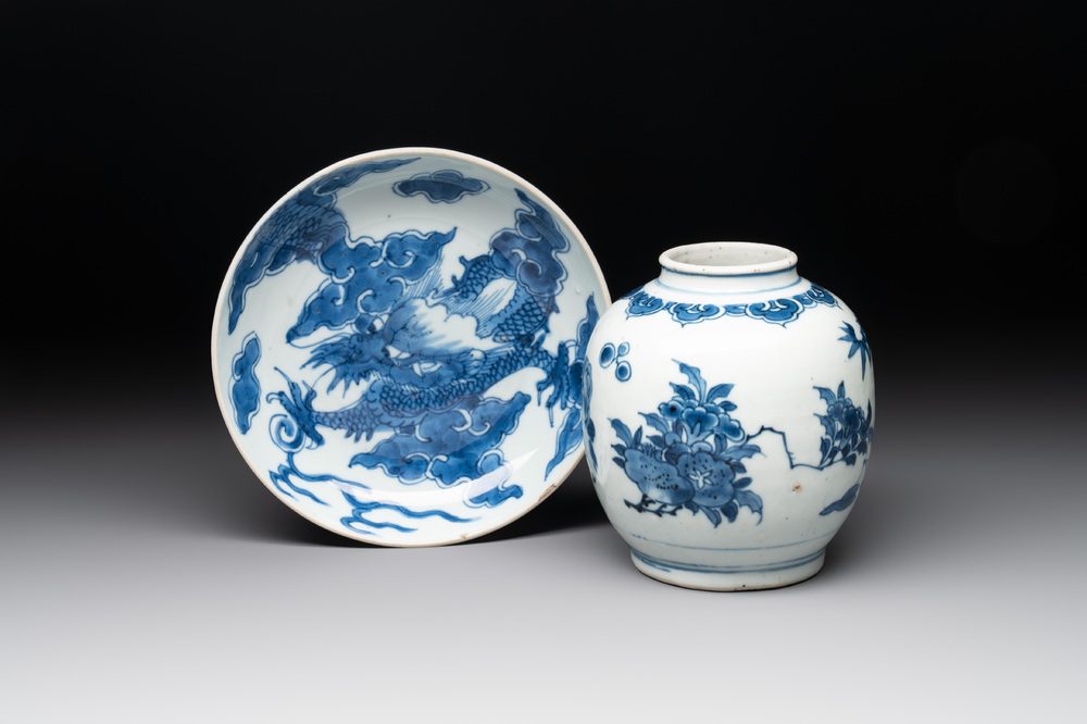 A Chinese blue and white 'dragon' plate and a 'floral' jarlet, Yongzheng mark, 17/18th C.