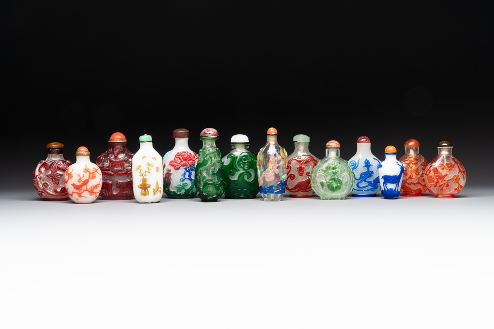 A collection of 14 Peking glass snuff bottles, 19/20th C.