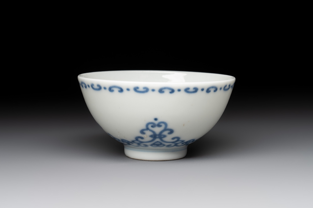 A Chinese blue and white cup with floral design, Yongzheng mark, 20th C.