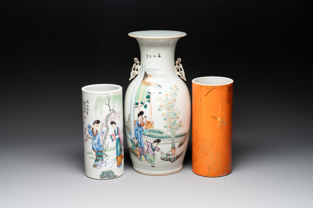 A Chinese qianjiang cai vase with figures in a garden and two hat stands, 19/20th C.