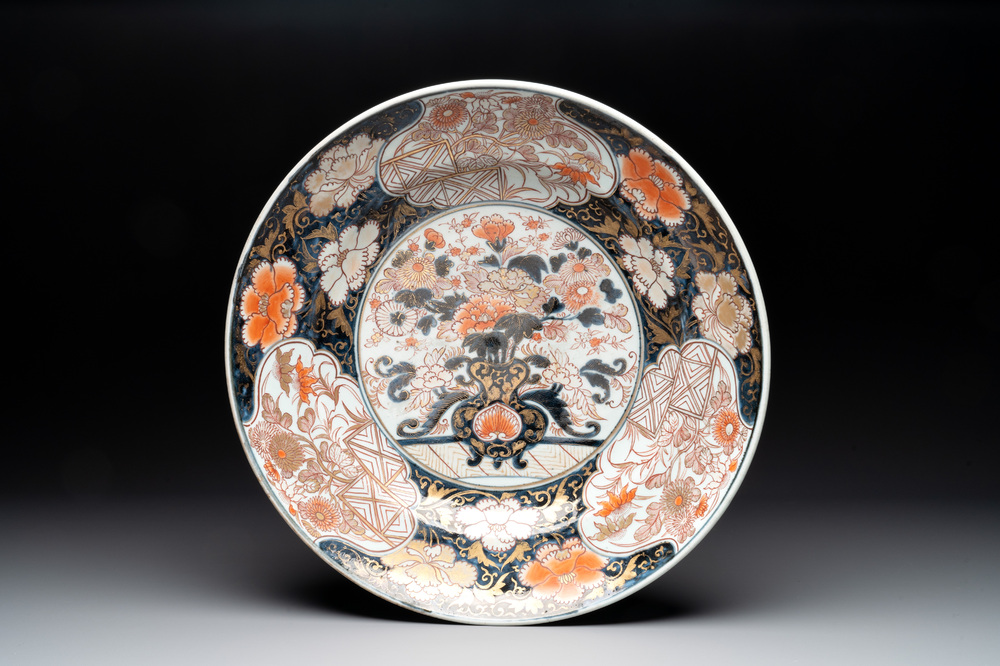 A Japanese Imari dish with floral design, Edo, 17th C.