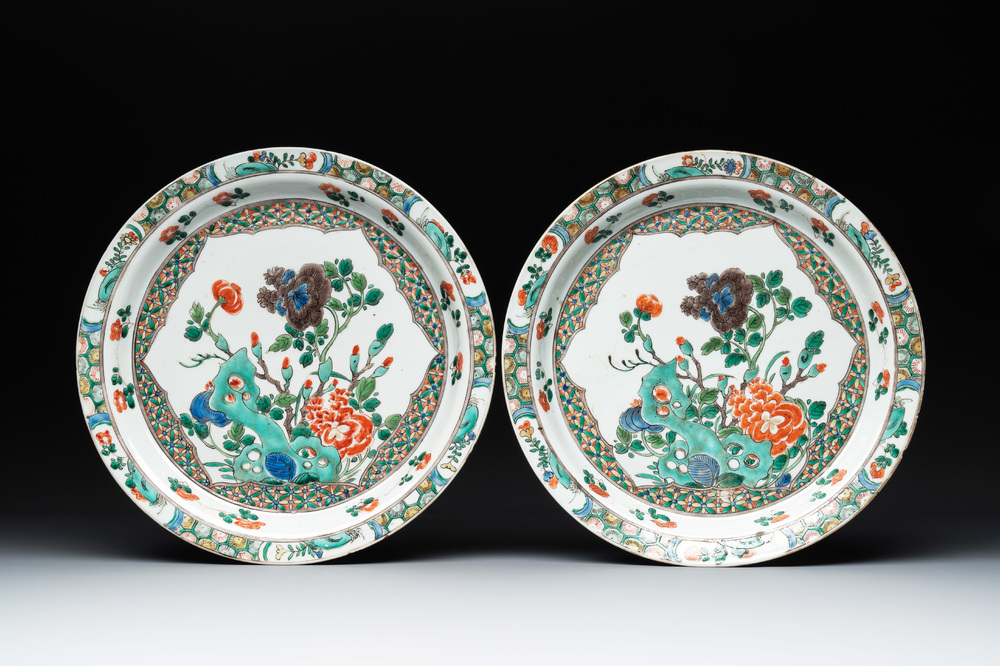 A pair of Chinese famille verte dishes with floral design, lingzhi mark, Kangxi