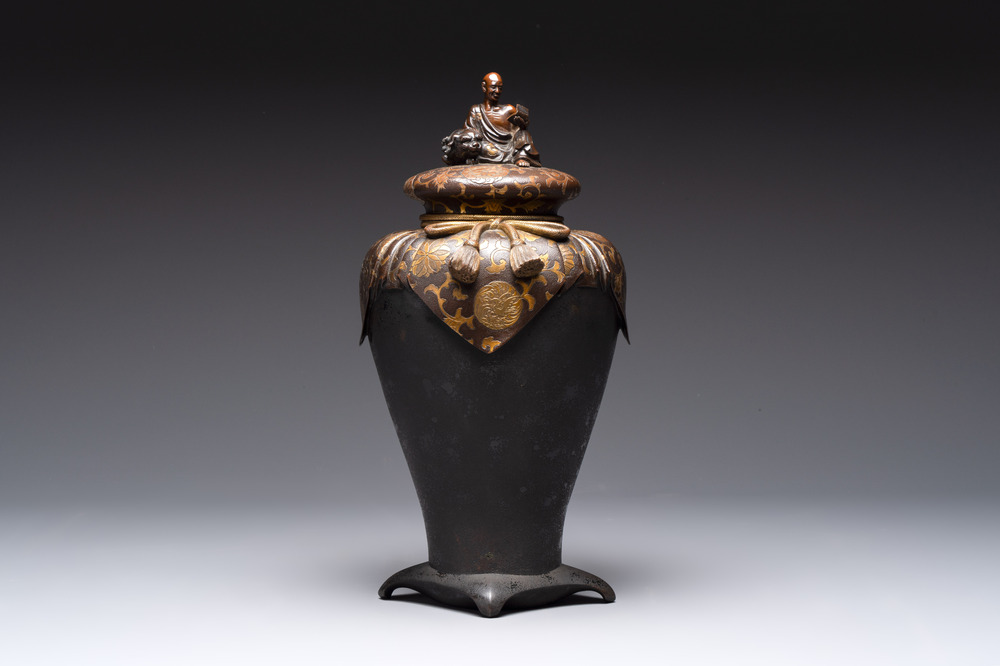 A fine Japanese gilt bronze vase and cover with the tiger taming Arhat, signed Akasofu Gyoko 曉光, Meiji, 19th C.