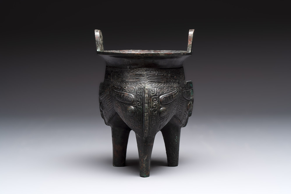 A Chinese archaic bronze tripod food vessel, 'li 鬲', Western Zhou