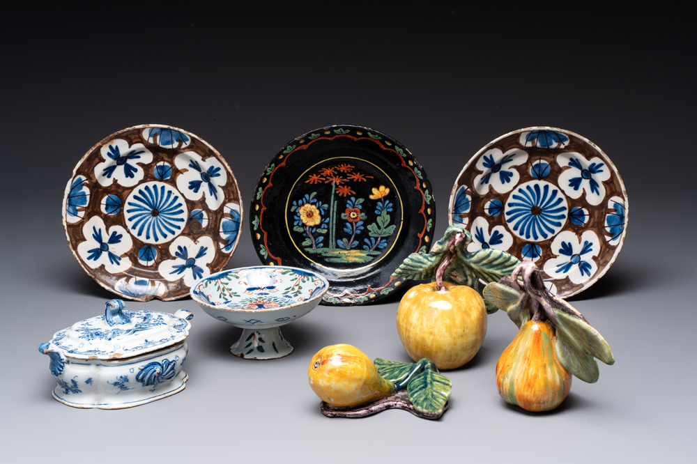 A collection of eight polychrome, blue and white Dutch Delftwares, 18/19th C.