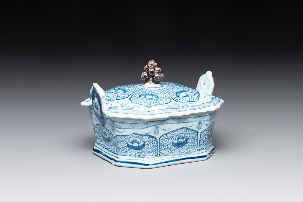 A blue and white Dutch Delft butter tub and cover with a berry finial, 18th C.