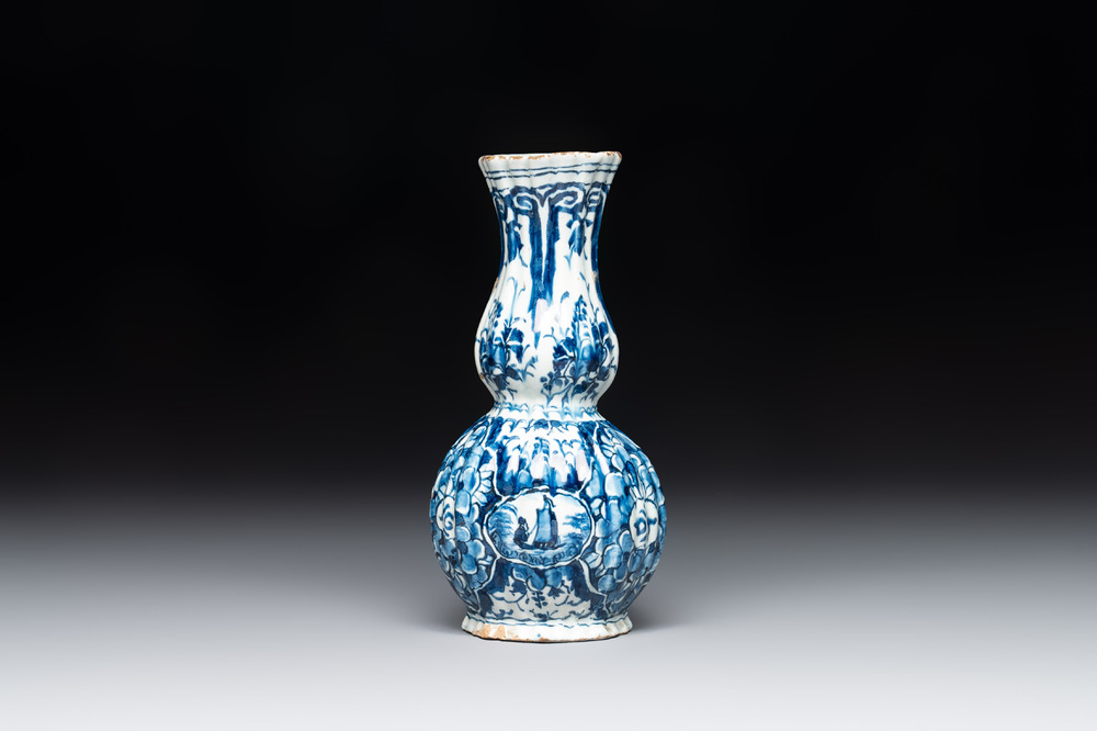 A ribbed blue and white Dutch Delft double gourd vase, 18th C.