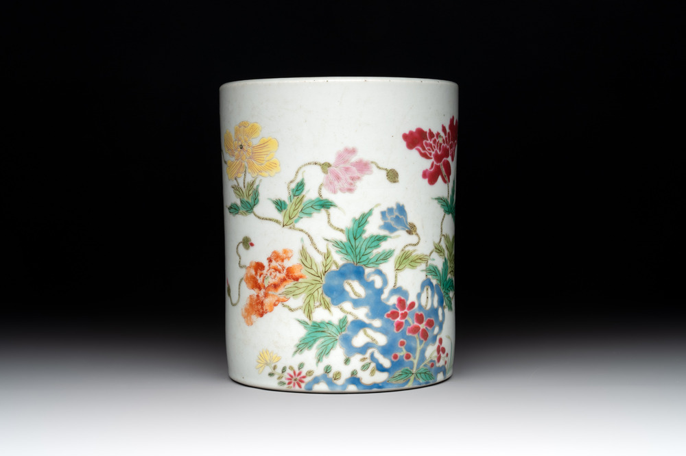 A Chinese famille rose 'butterflies and flowers' brush pot, 19th C.