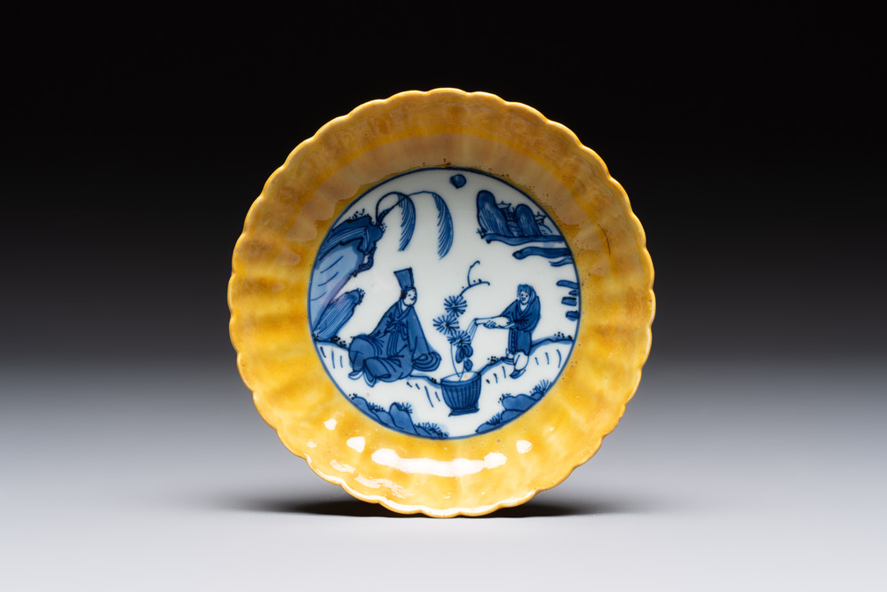 A rare Chinese blue and white yellow-glazed border chrysanthemum-shaped plate with figural design, hare mark, Jiajing