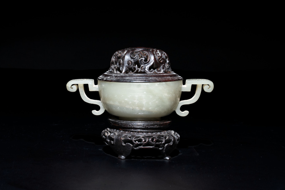 A Chinese white jade bowl with ruyi-shaped handles, wooden cover and stand, 18/19th C.