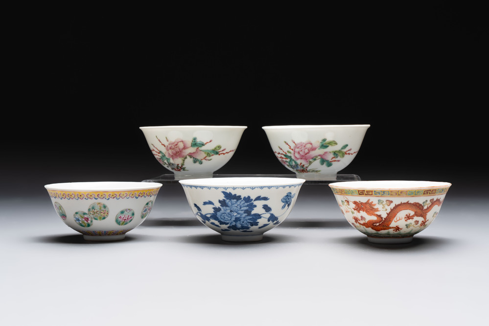 Four Chinese famille rose bowls and a blue and white bowl, Guangxu mark, 19/20th C.