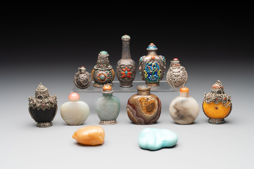 A collection of 13 Chinese snuff bottles, 19/20th C.