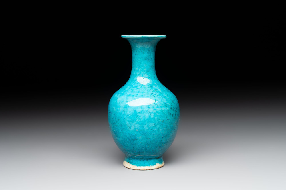 A Chinese turquoise-glazed vase, 18th C.