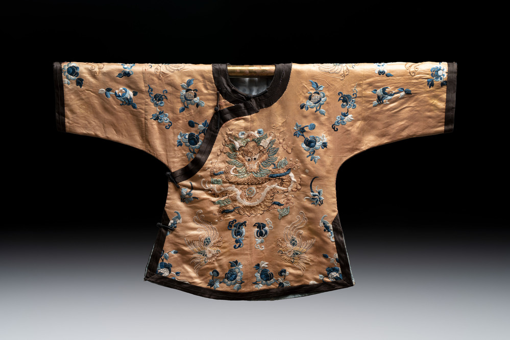 A Chinese gold-thread-embroidered brown-ground silk 'dragon and phoenix' robe, 18/19th C.