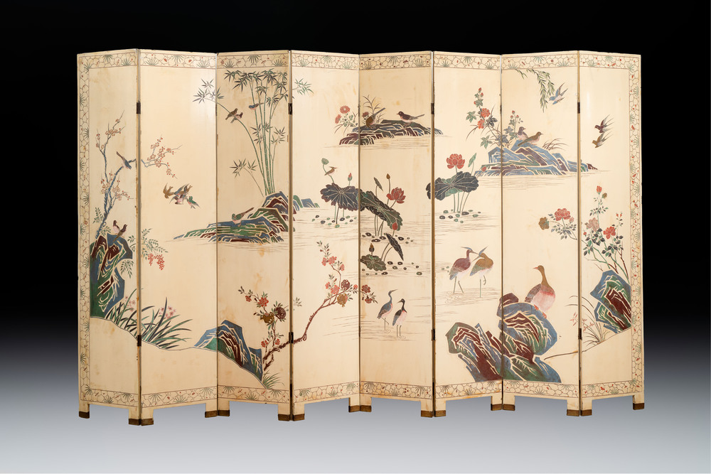 A Chinese polychrome lacquered wooden eight-panel folding screen with a pond scene, 19/20th C.