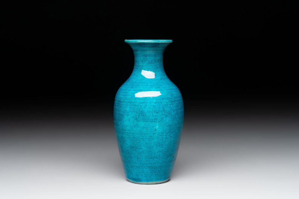 A Chinese turquoise-glazed vase, 18/19th C.