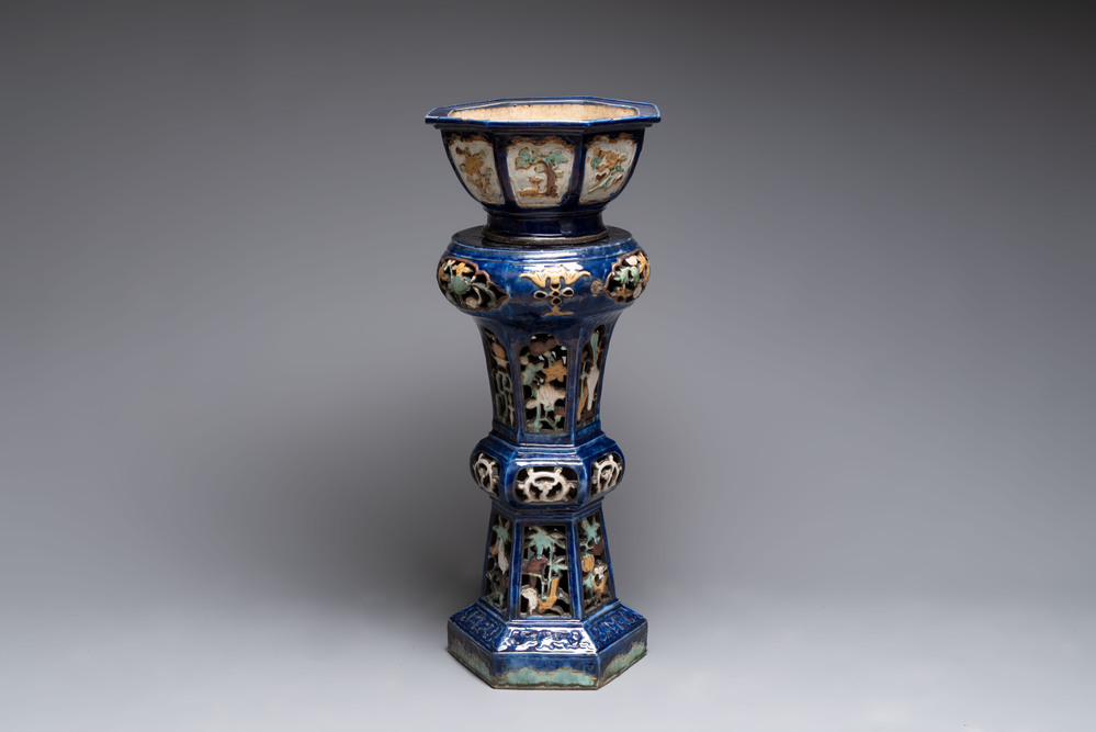 A Chinese or Vietnamese polychrome-glaze pottery jardini&egrave;re and stand, 19th C.
