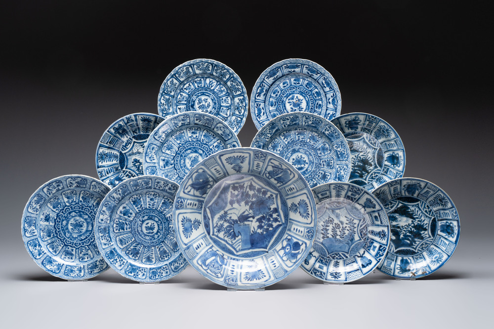 A Chinese blue and white dish and ten plates, Wanli/Kangxi