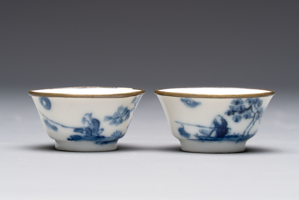 A pair of Chinese blue and white 'Bleu de Hue' cups with calligraphy for the Vietnamese market, 19th C.