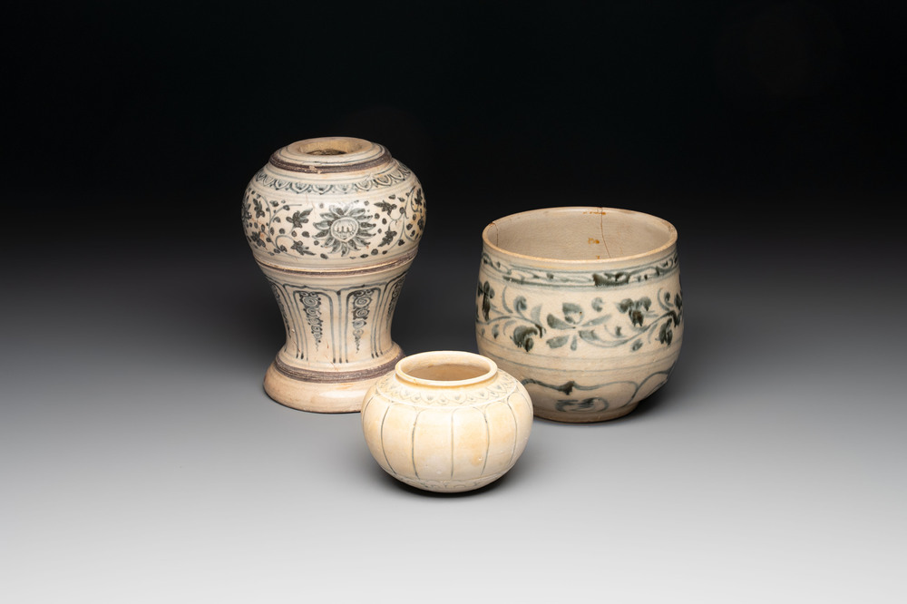 An Annamese or Vietnamese blue and white altar vase, a 'melon' jar and a bowl, 14/15th C.