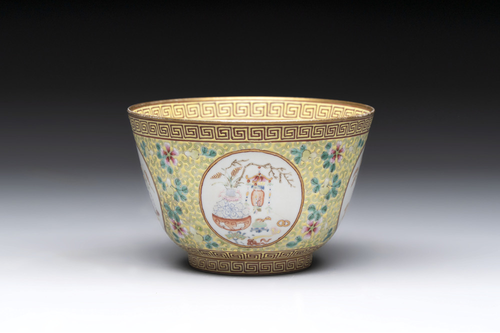 A Chinese famille rose 'antiquities' bowl, Tongzhi mark, 20th C.
