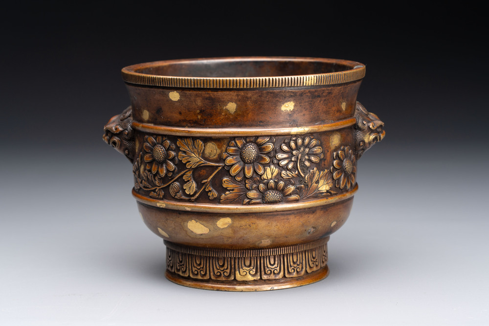 A Chinese gold-splashed bronze cylindrical censer with lion-form handles, Xuande mark, 19/20th C.