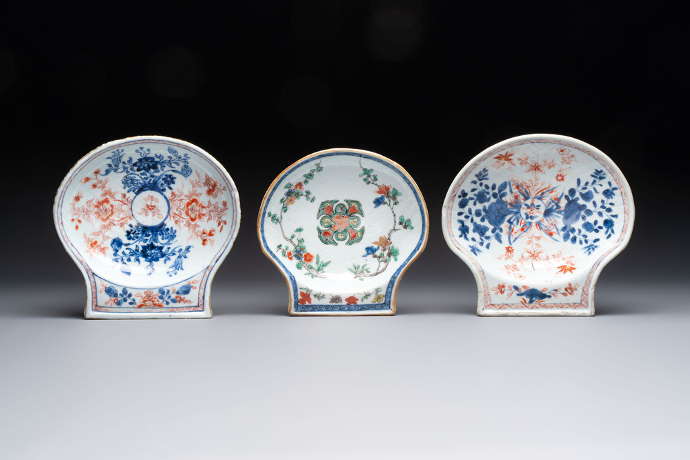Three Chinese famille verte and Imari-style shell-form dishes, Kangxi