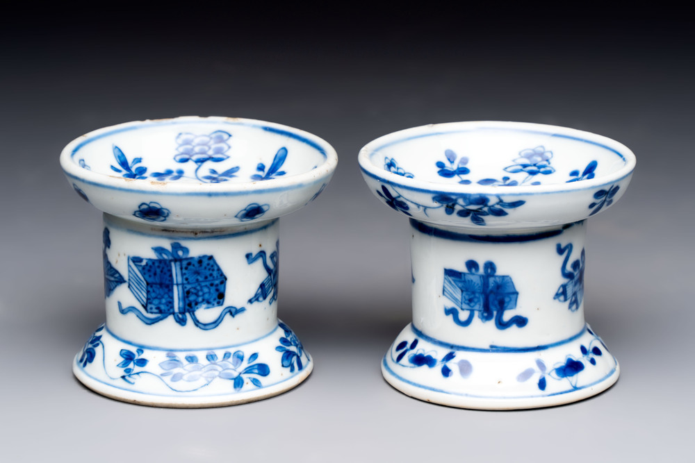 A pair of rare Chinese blue and white sanders with antiquities and floral design, Kangxi