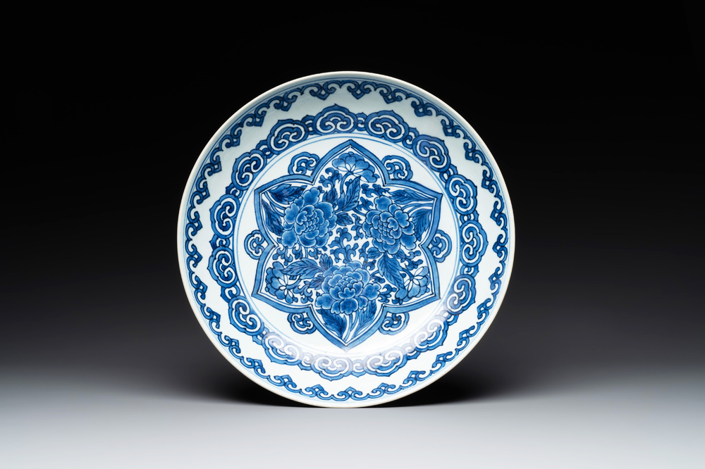 A Chinese blue and white 'peony' dish, Kangxi