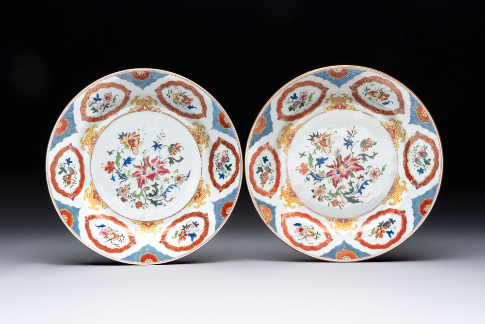 A pair of Chinese famille rose 'Pronk studio' plates with floral design, Qianlong