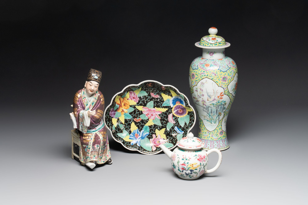 A Chinese famille rose covered vase, teapot and a seated figure, and a famille noire pattipan or teapot stand, 18/19th C.