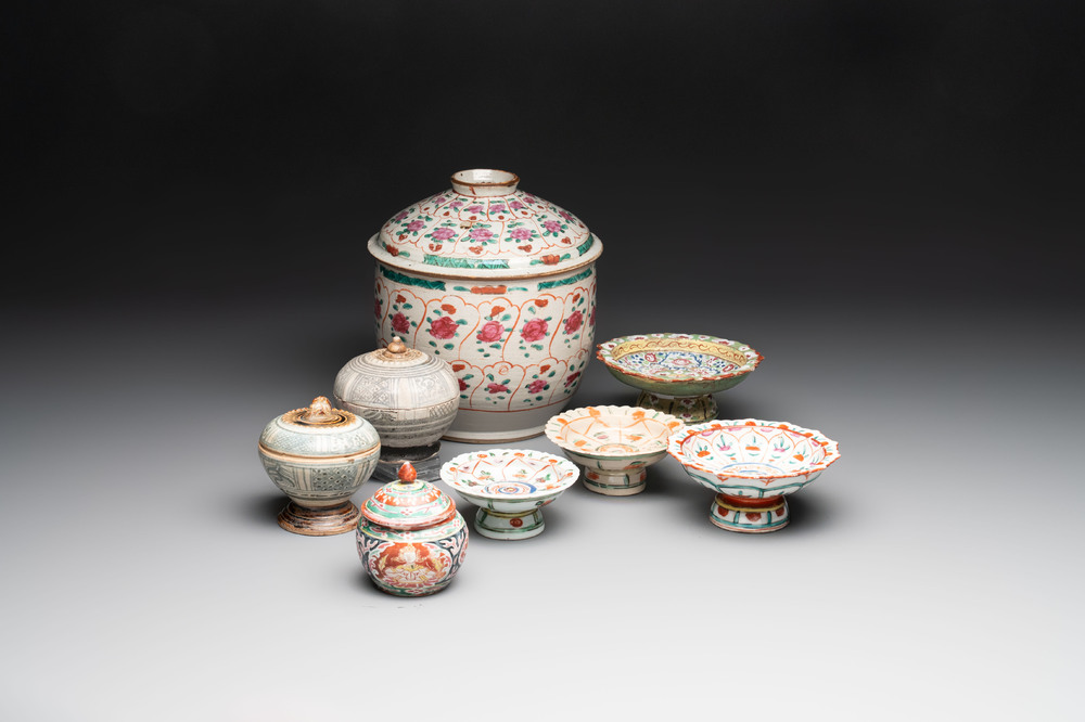 Six Chinese Thai market Bencharong-style wares and two Thai Sawankhalok wares, 15/19th C.