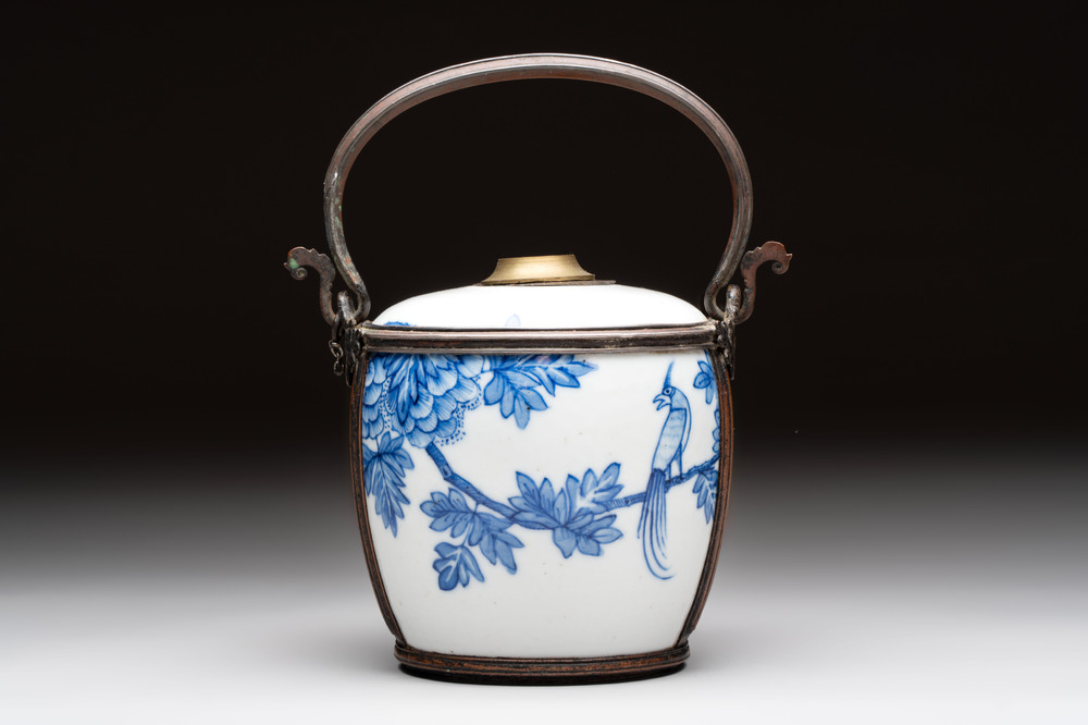 A Chinese blue and white 'Bleu de Hue' lime pot for the Vietnamese market, artemisia leaf mark, 19th C.
