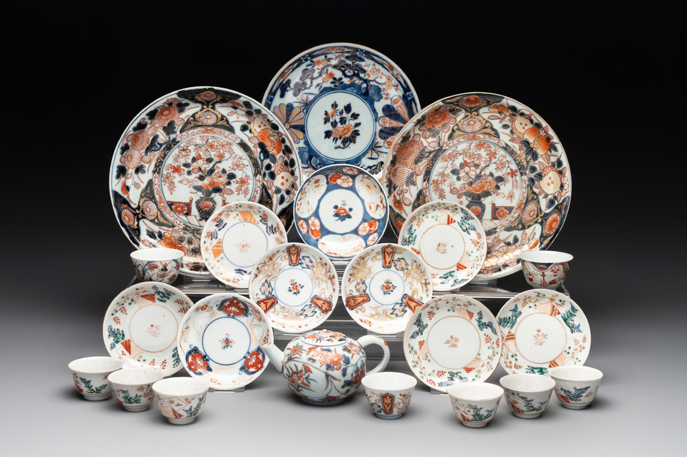 A varied collection of 22 Japanese Imari wares, 17/19th C.