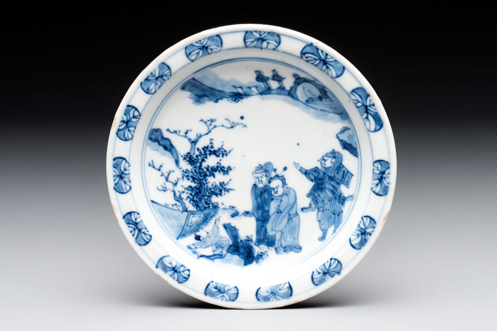 A Chinese blue and white ko-sometsuke 'Oath of the Peach Garden' saucer dish, Yin Sheng Jia Qi 寅生佳器 mark, 19th C.