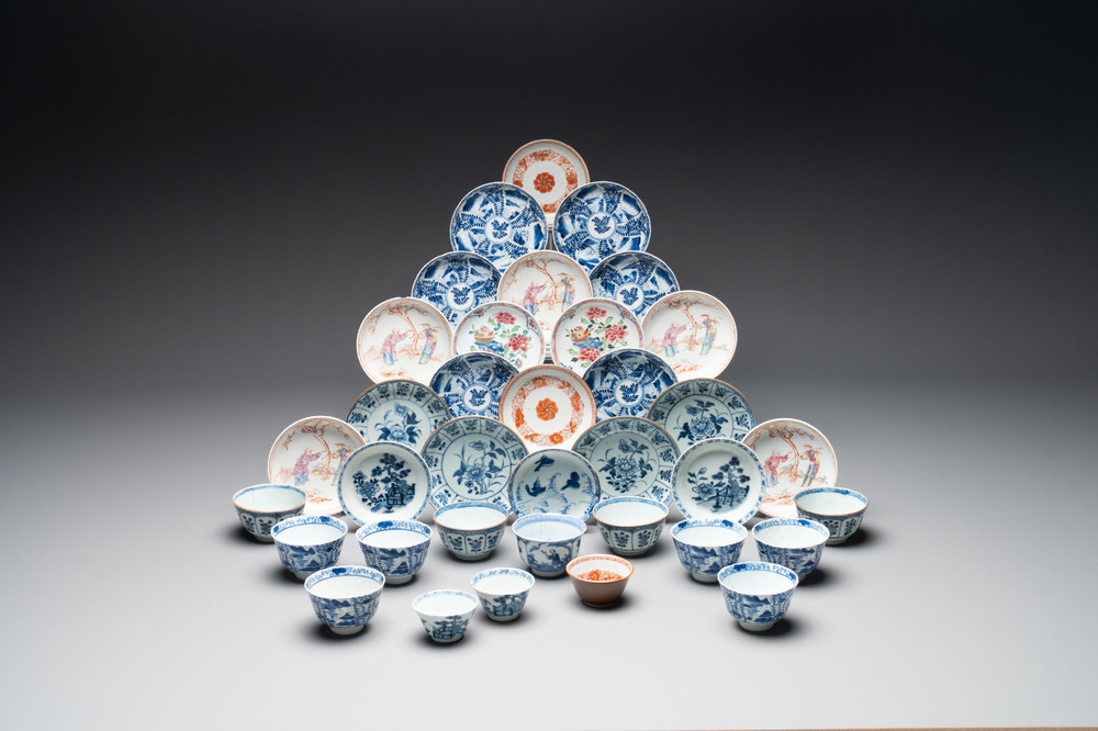 A collection of 14 Chinese blue, white and famille rose cups and 22 saucers, 18/19th C.