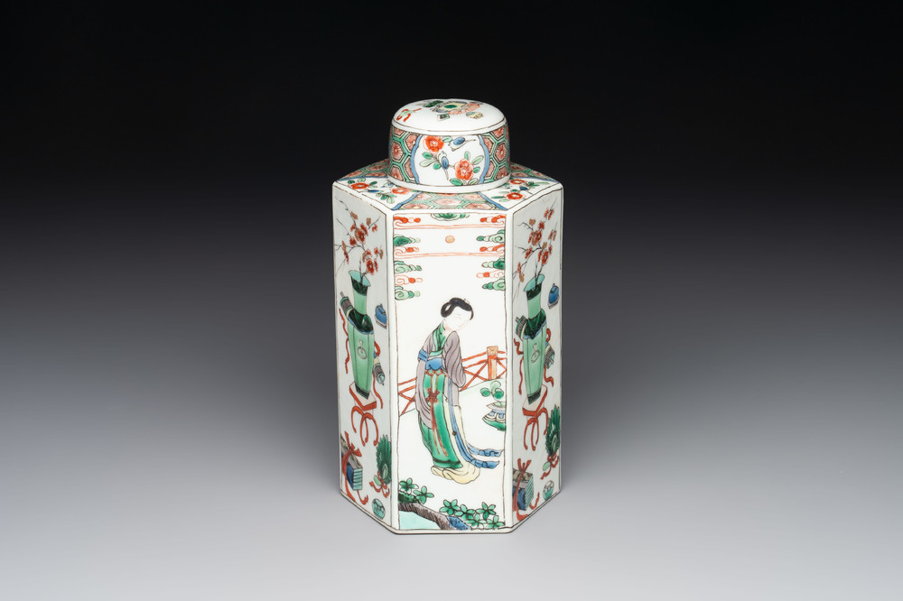 A Chinese famille verte hexagonal tea caddy and cover, 19th C.
