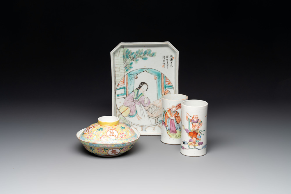 A Chinese qianjiang cai tray, two famille rose brush pots and a yellow-ground covered bowl, Tongzhi and Guangxu mark, 19/20th C.