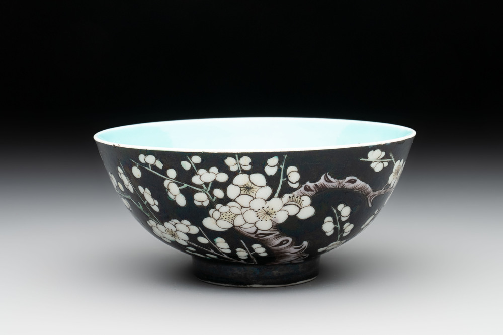 A Chinese famille noire 'plum blossoms' bowl, Jiangxi Ciye Gongsi 江西瓷業公司 mark, 20th C.