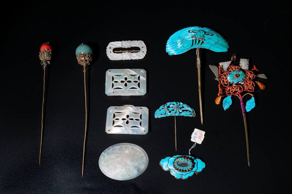 Four Chinese kingfisher feathers, four mother-of-pearl and two gilt metal hairpins and brooches, 19th C.