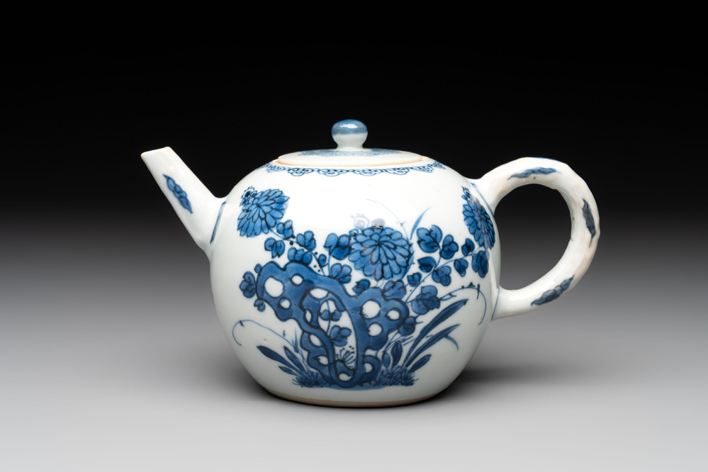 A Chinese blue and white teapot and cover with floral design, Kangxi