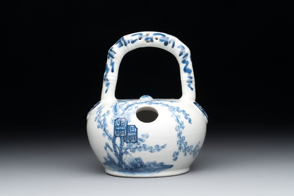 A Chinese blue and white 'Bleu de Hue' lime pot for the Vietnamese market, 19th C.