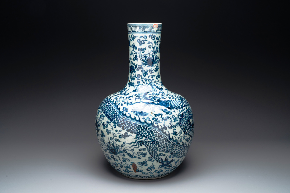 A Chinese blue and white 'tianqiuping' vase with dragon design, 20th C.